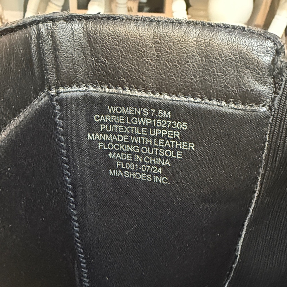 Tall black boots - Picture 7 of 11